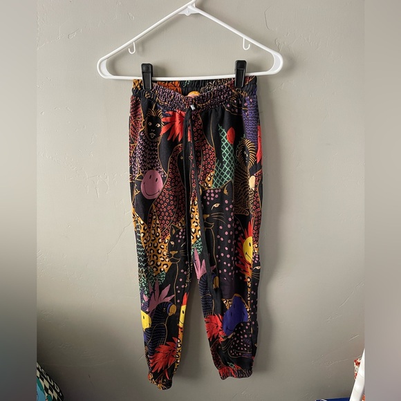 Farm Rio X Smiley Pop Jungle Smiley® Sweatpants - Picture 5 of 15